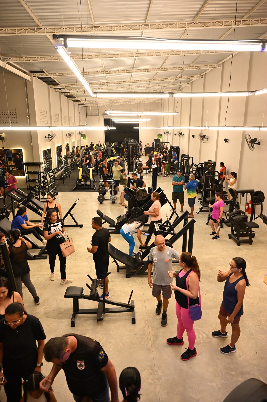 Sala de musculação da HBOX45 com alunos treinando